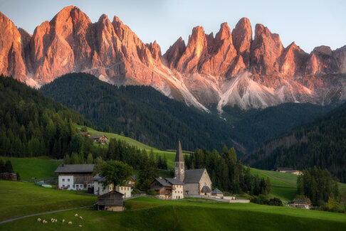 Vista di Santa Maddalena in Val di Funes al tramonto. Le Odle illuminate dalla luce dell